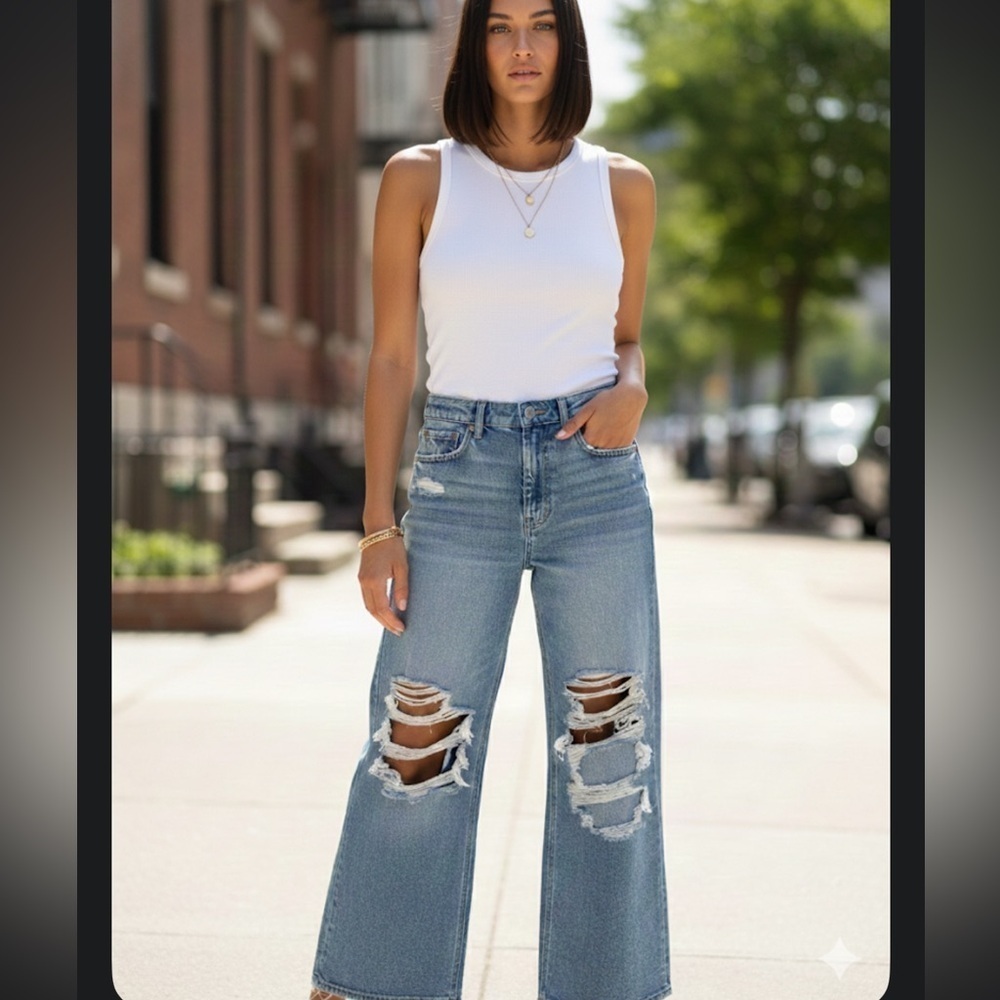 American Eagle Outfitters Distressed Wide Leg Jeans - NWT-
Size 30
